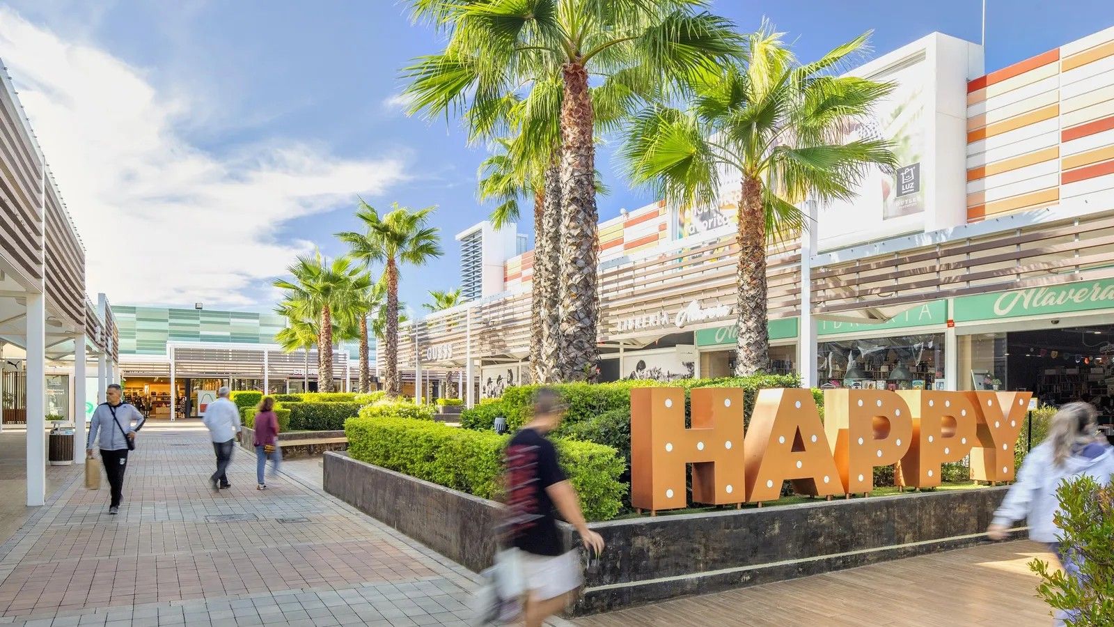 Vista general de la entrada del centro comercial LUZ Shopping, que está de celebración en octubre.