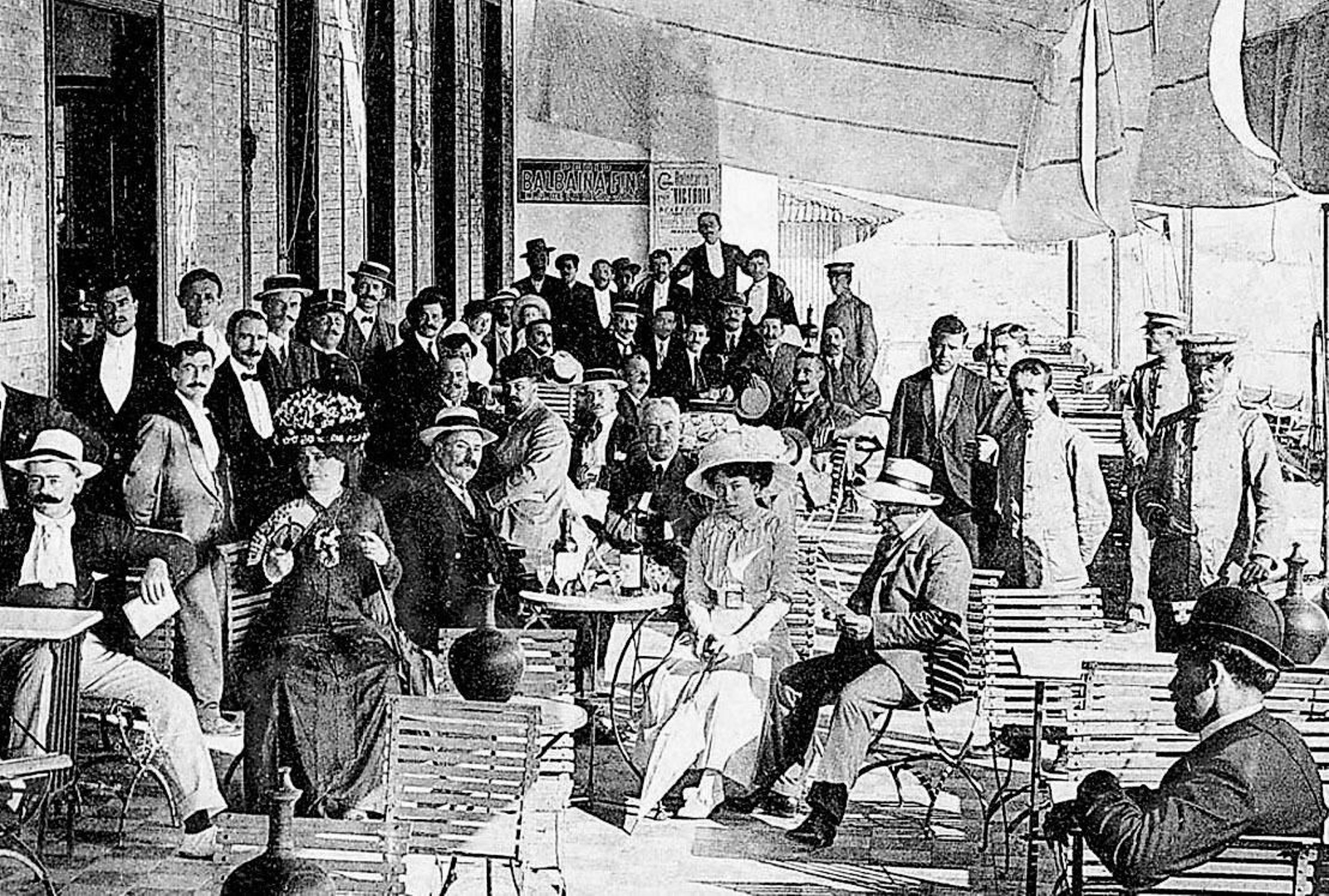 Balneario Victoria. Terraza alta. Clientes y personal de servicio. Hacia 1910.