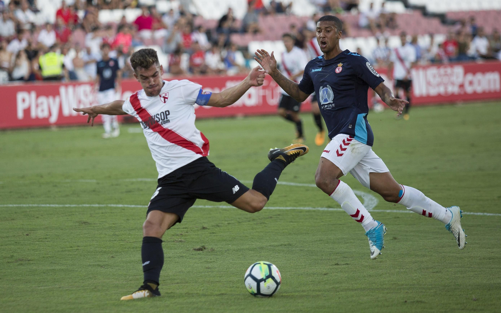 Curro, autor del gol sevillista, se dispone a disparar a puerta.