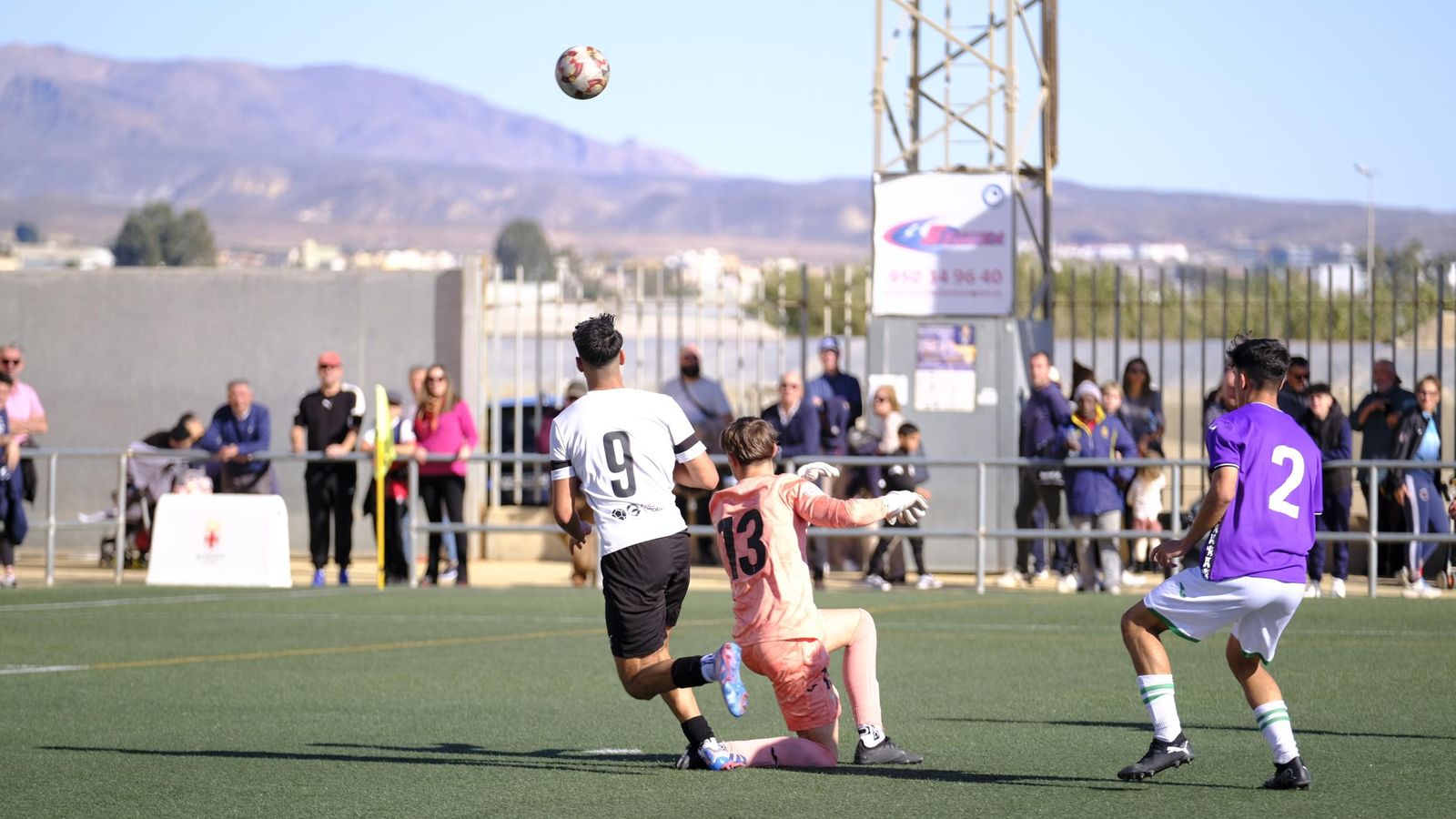 El cañaero Salva Fillouche eleva el balón ante la salida del guardameta del Córdoba en el encuentro del pasado domingo.