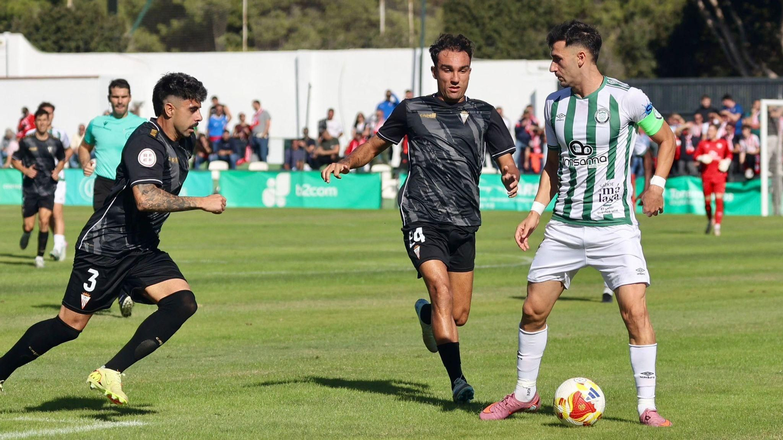 José Carlos y Castro presionan a Camacho.