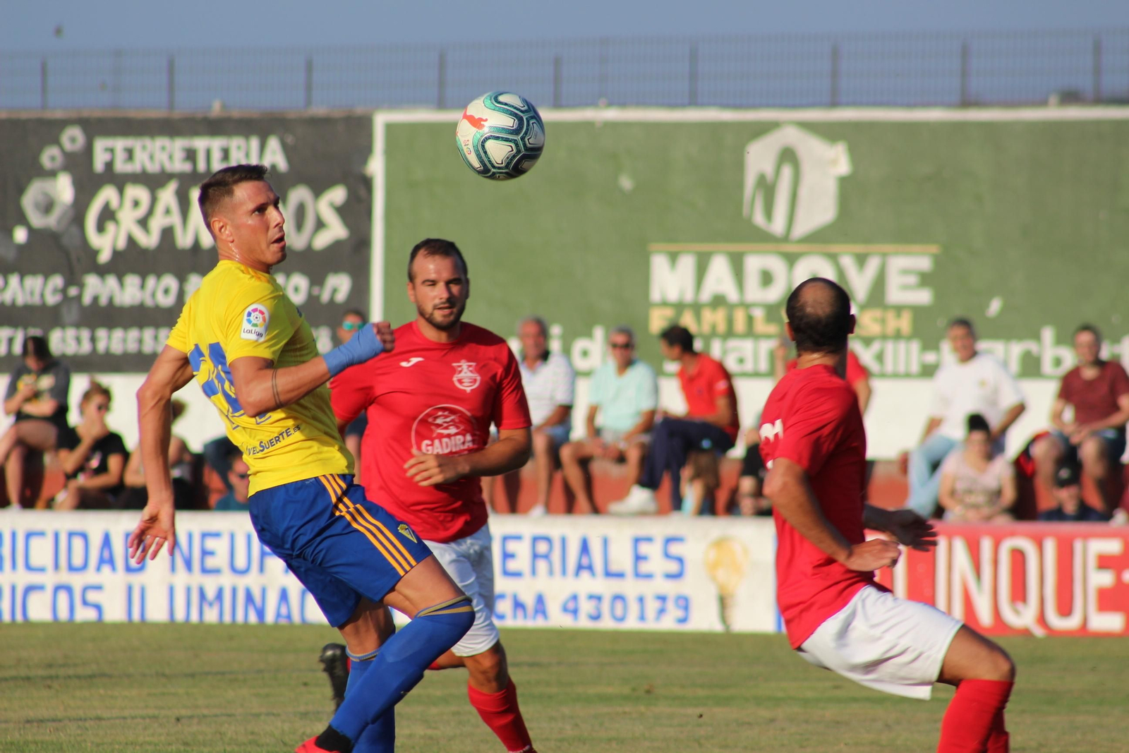 David Querol, muy activo en la primera mitad, observa el balón entre dos jugadores locales.