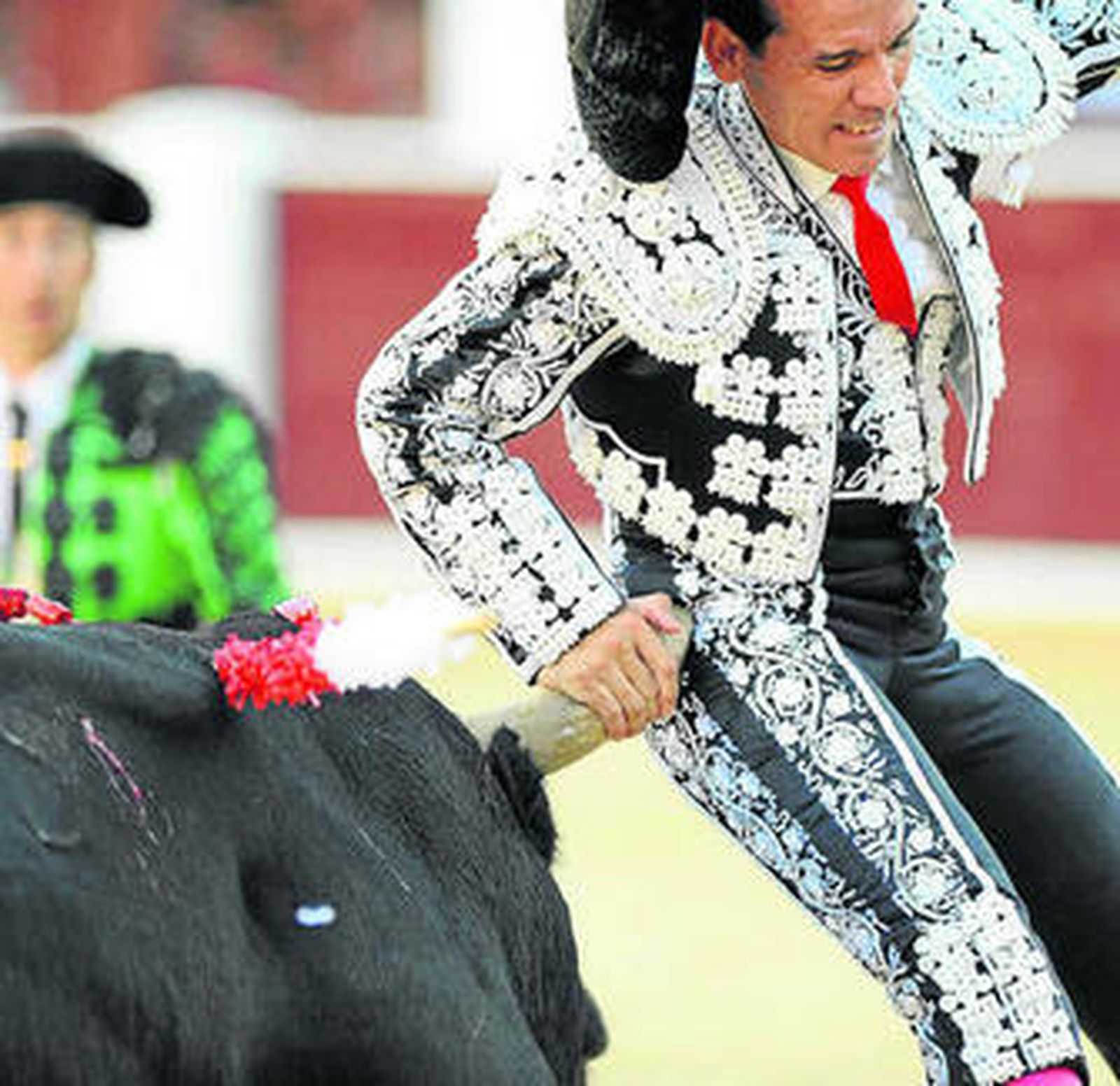 Gimeno Mora, de la cuadrilla de Tendero, al ser cogido por el tercero.