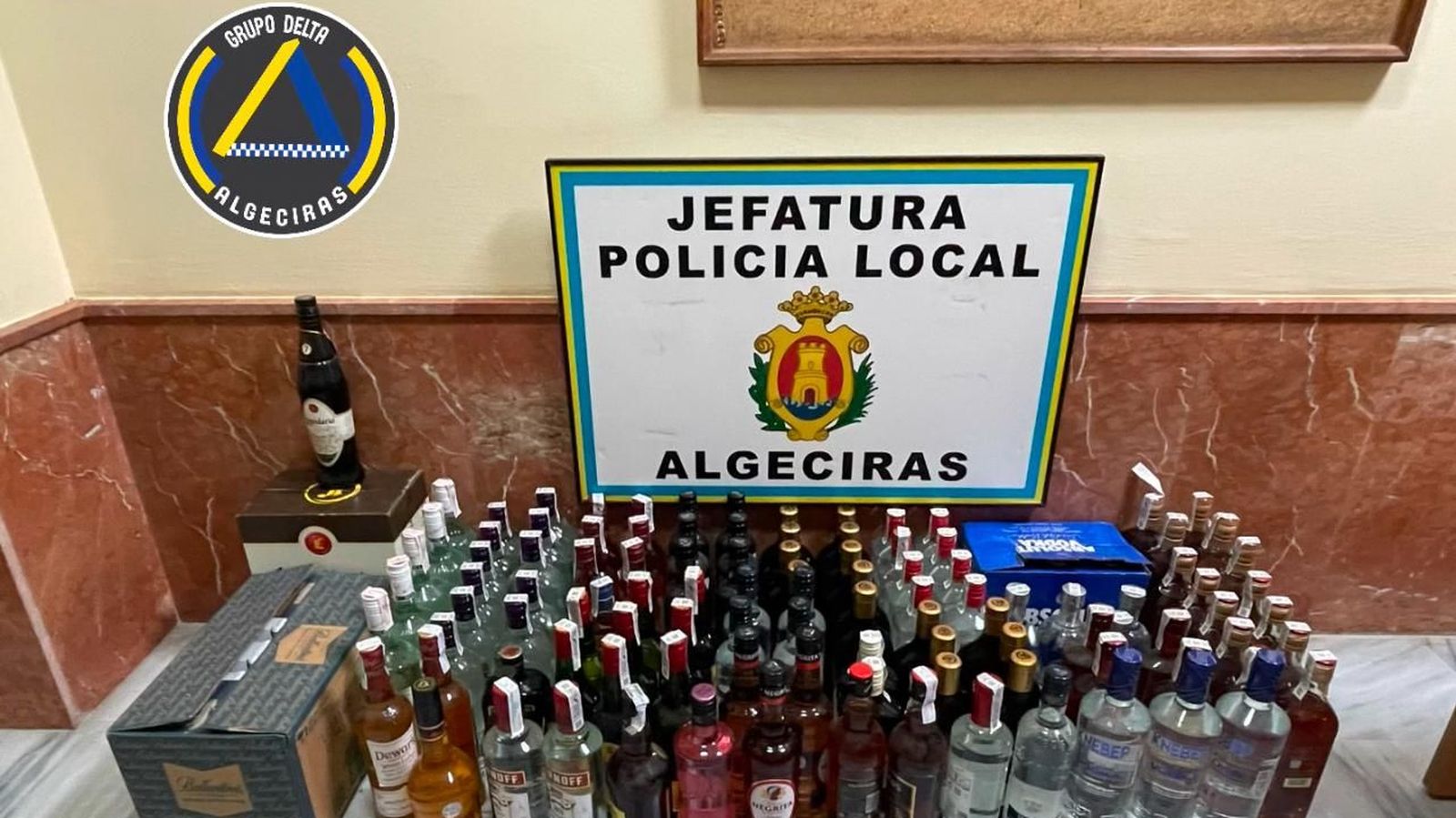 La Policía Local de Algeciras interviene 223 botellas de bebidas alcohólicas tras detectar su venta a menores de edad.