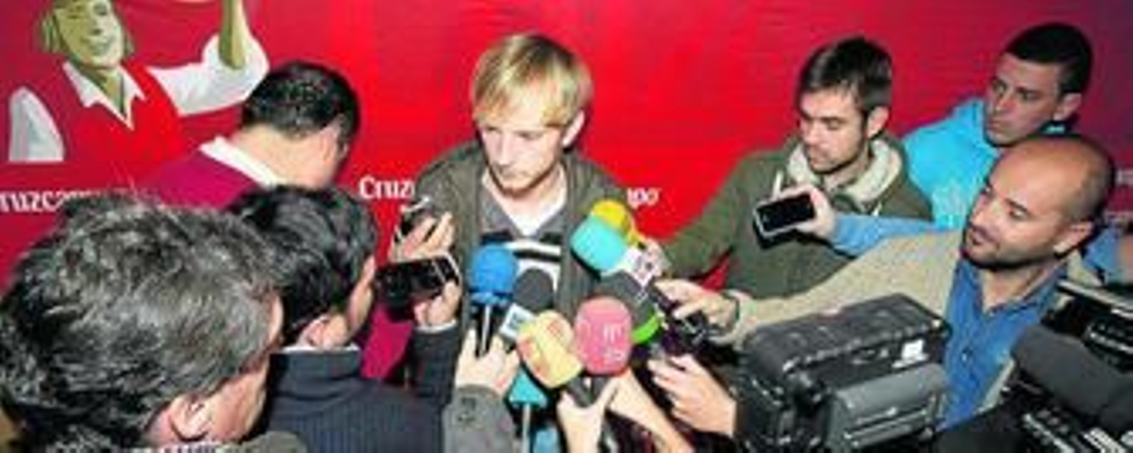 Rakitic, rodeado de medios de comunicación durante un acto oficial organizado por el club recientemente.