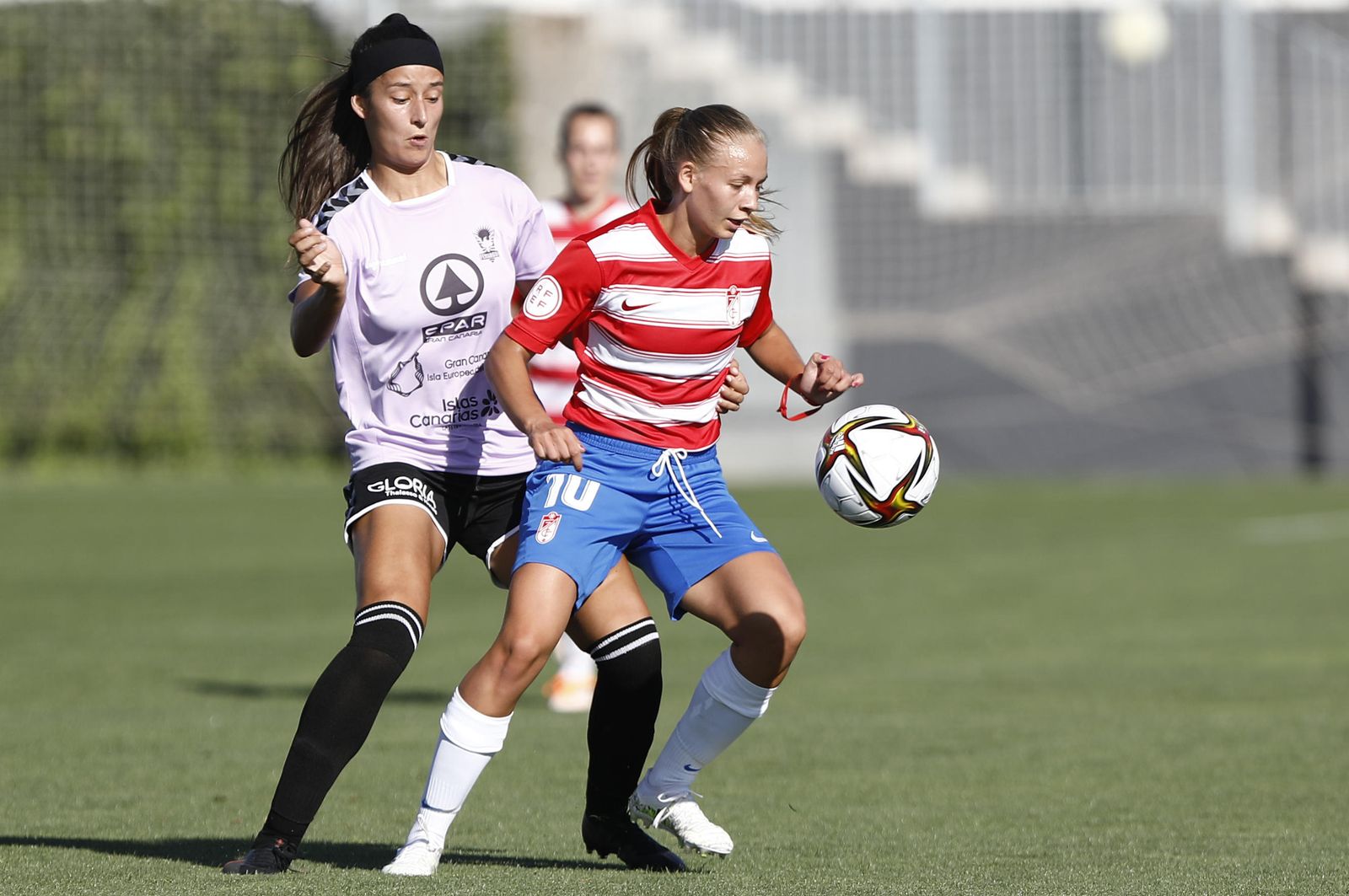 Raquel protege la posesión del esférico.