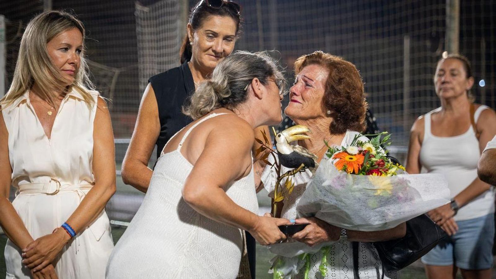 La mujer de Juan Antonio Martínez Fuentes recibiendo un ramo de flores.