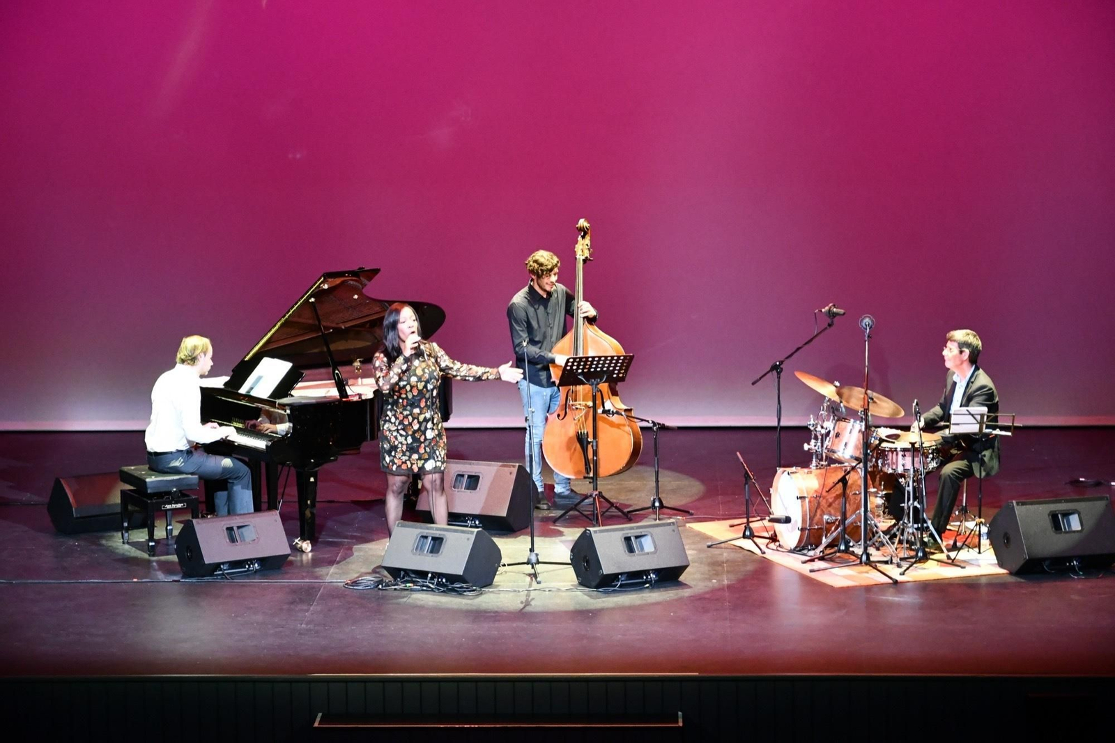 El concierto de Deelee Dubé y Juan Galiardo Trío.