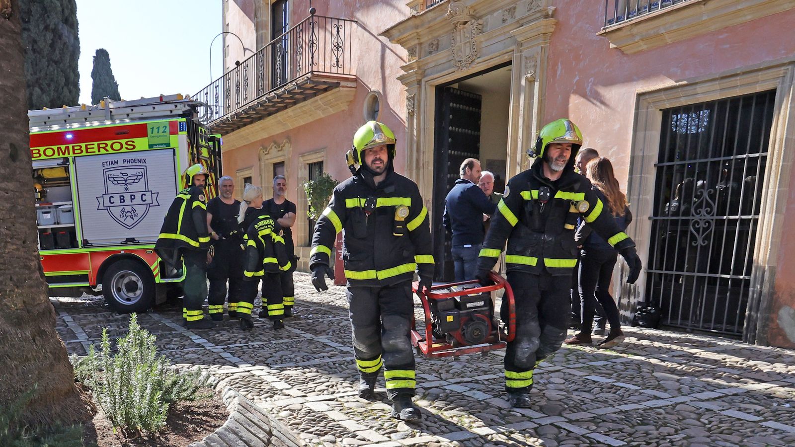 Varios efectivos del cuerpo de bomberos, saliendo del Palacio de Villavicencio.