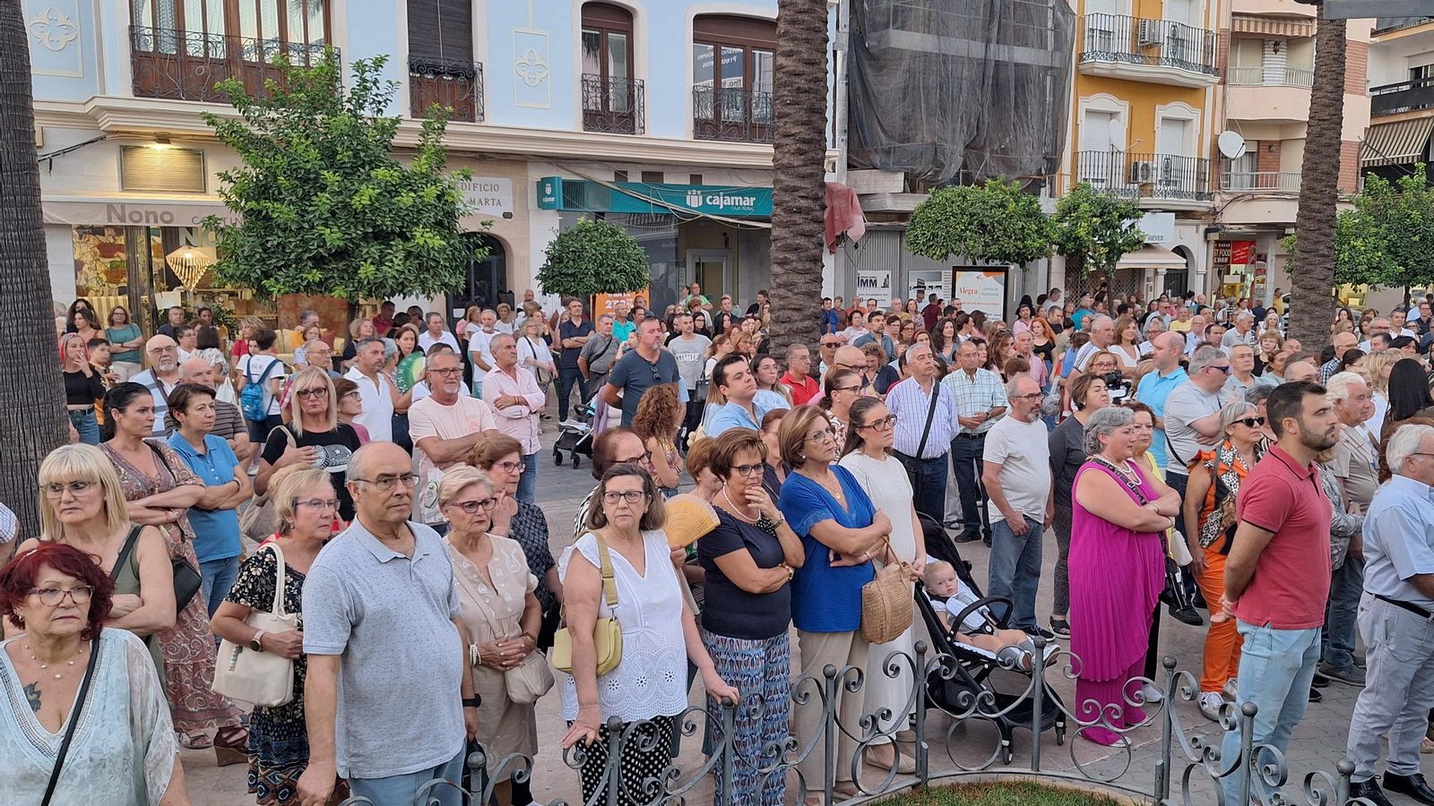 Ciudadanos concentrados en la Plaza de España de Puente Genil.