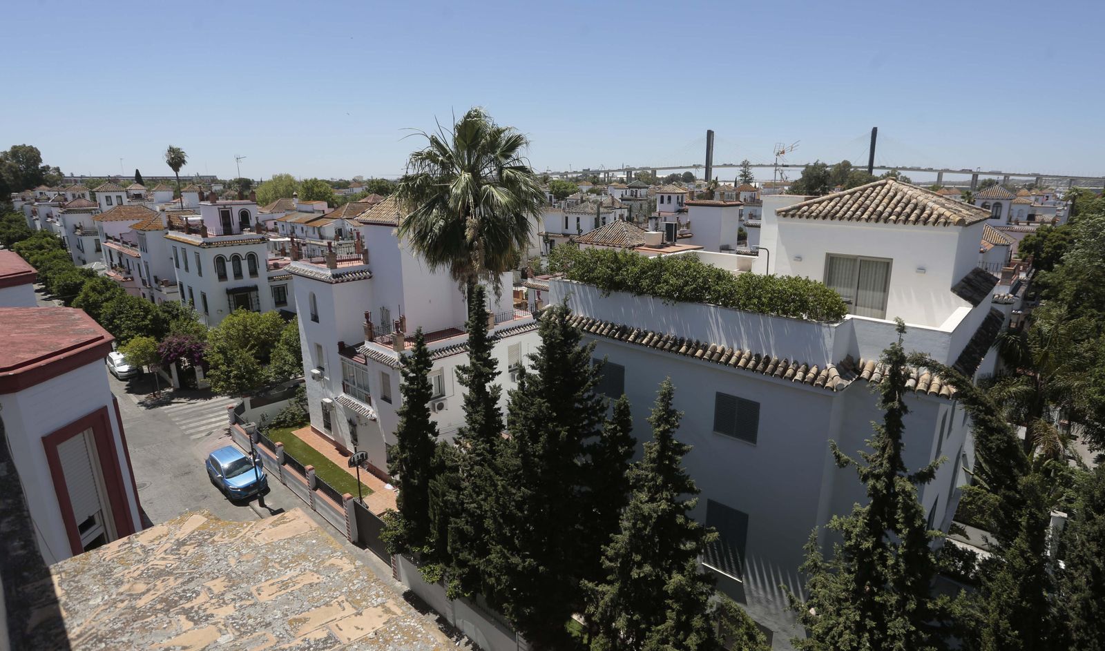 Vista general de Reina Mercedes con el puente del Centenario al fondo.