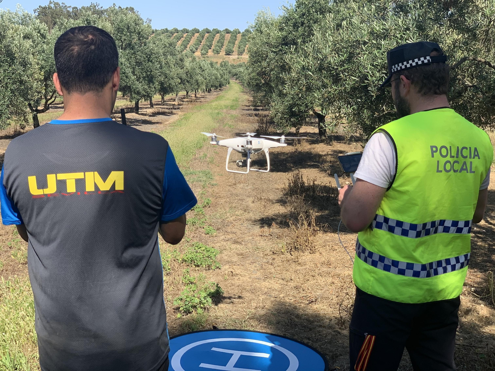 Policías locales trabajan con un dron en la búsqueda de un desaparecido.