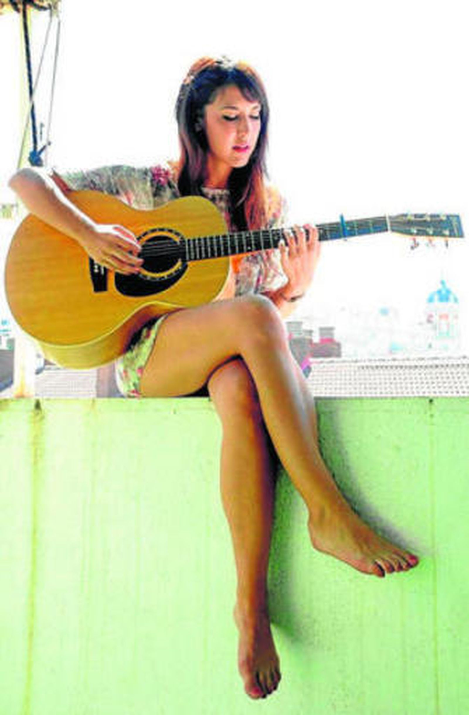 Anni B Sweet, guitarra en mano.