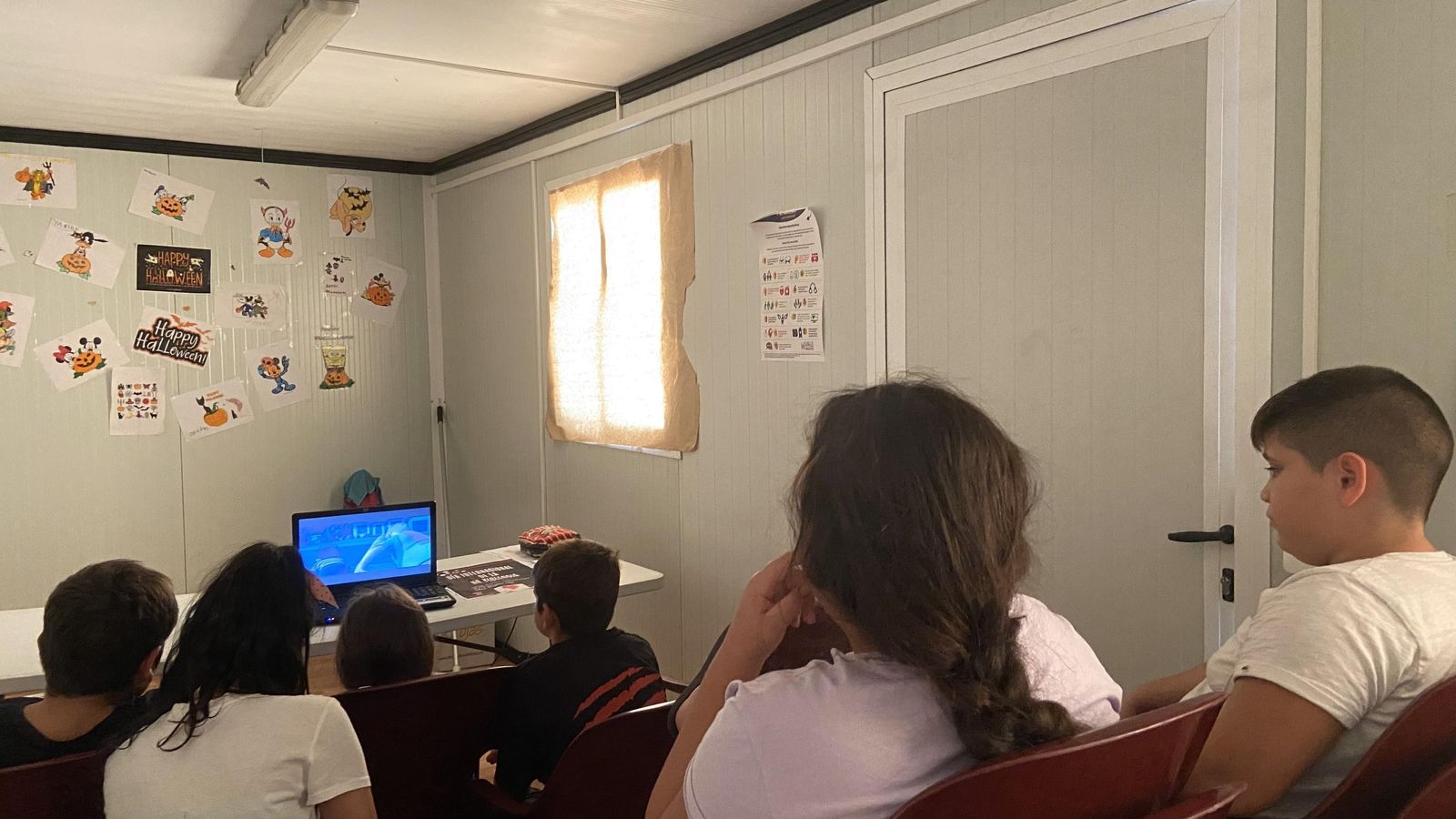 Momento del taller en el aula prefabricada.