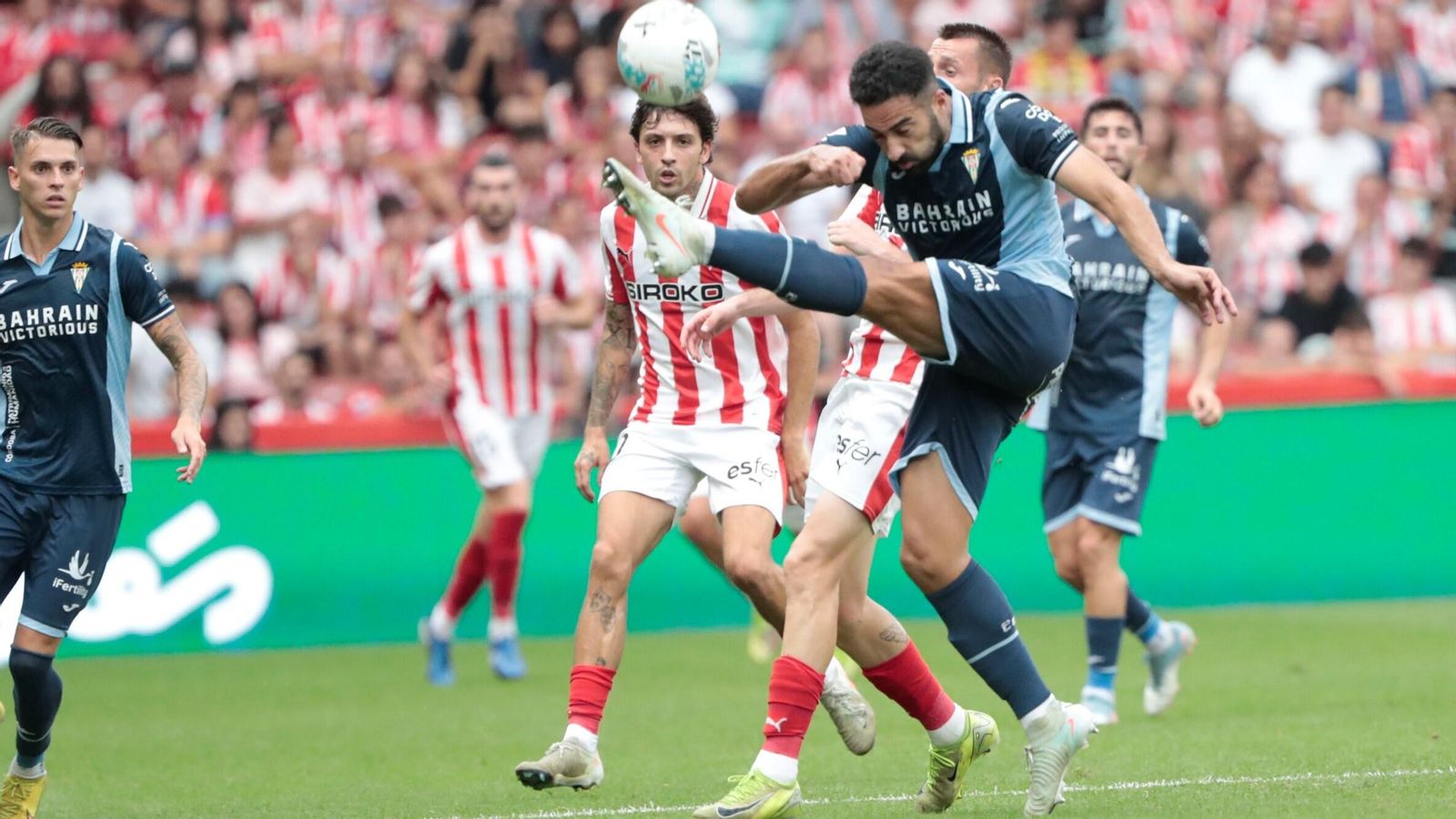 Rubén Alves despeja un balón en el Sporting de Gijón - Córdoba CF, su único partido esta temporada.