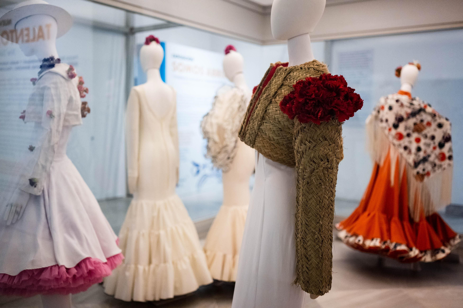 Todos los detalles de los diseños de la exposición 'Somos abril'