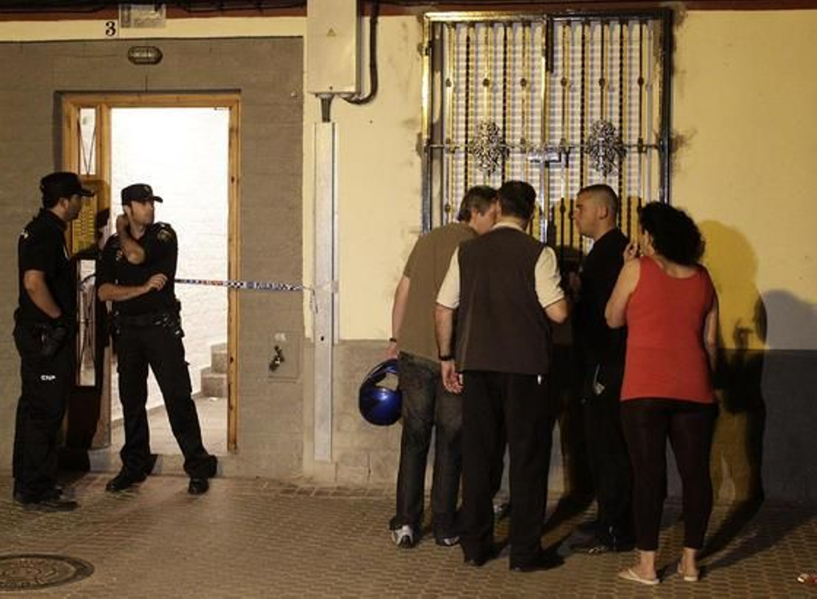 Numerosos vecinos se agolpan a la entrada del bloque.  Foto: Antonio Pizarro