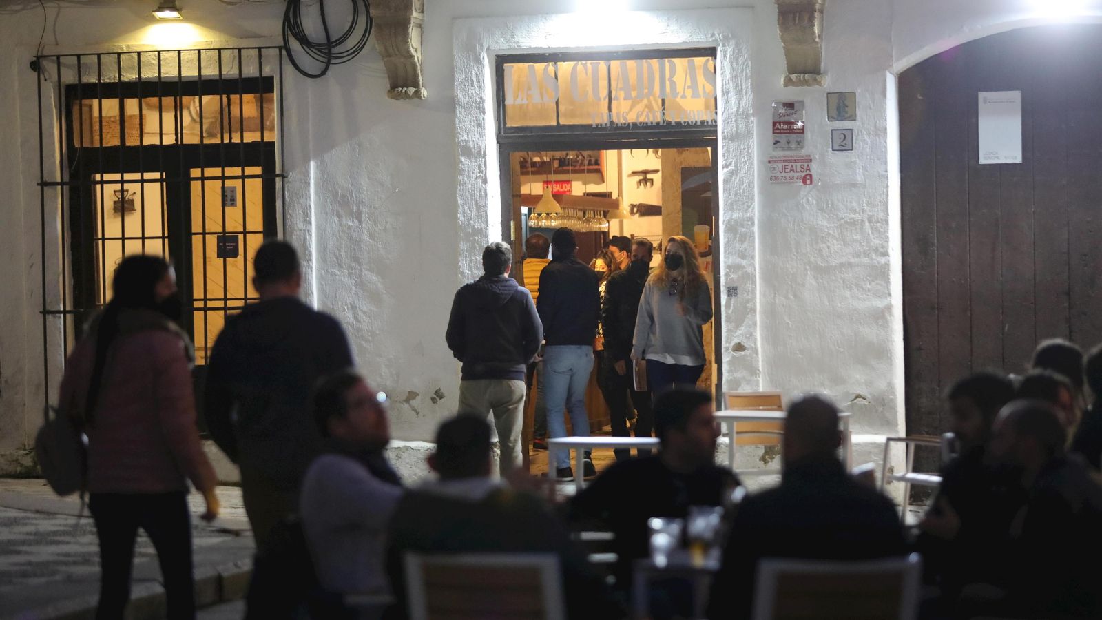 Imagen de un establecimiento hostelero abierto anoche con público en la terraza y en el interior.