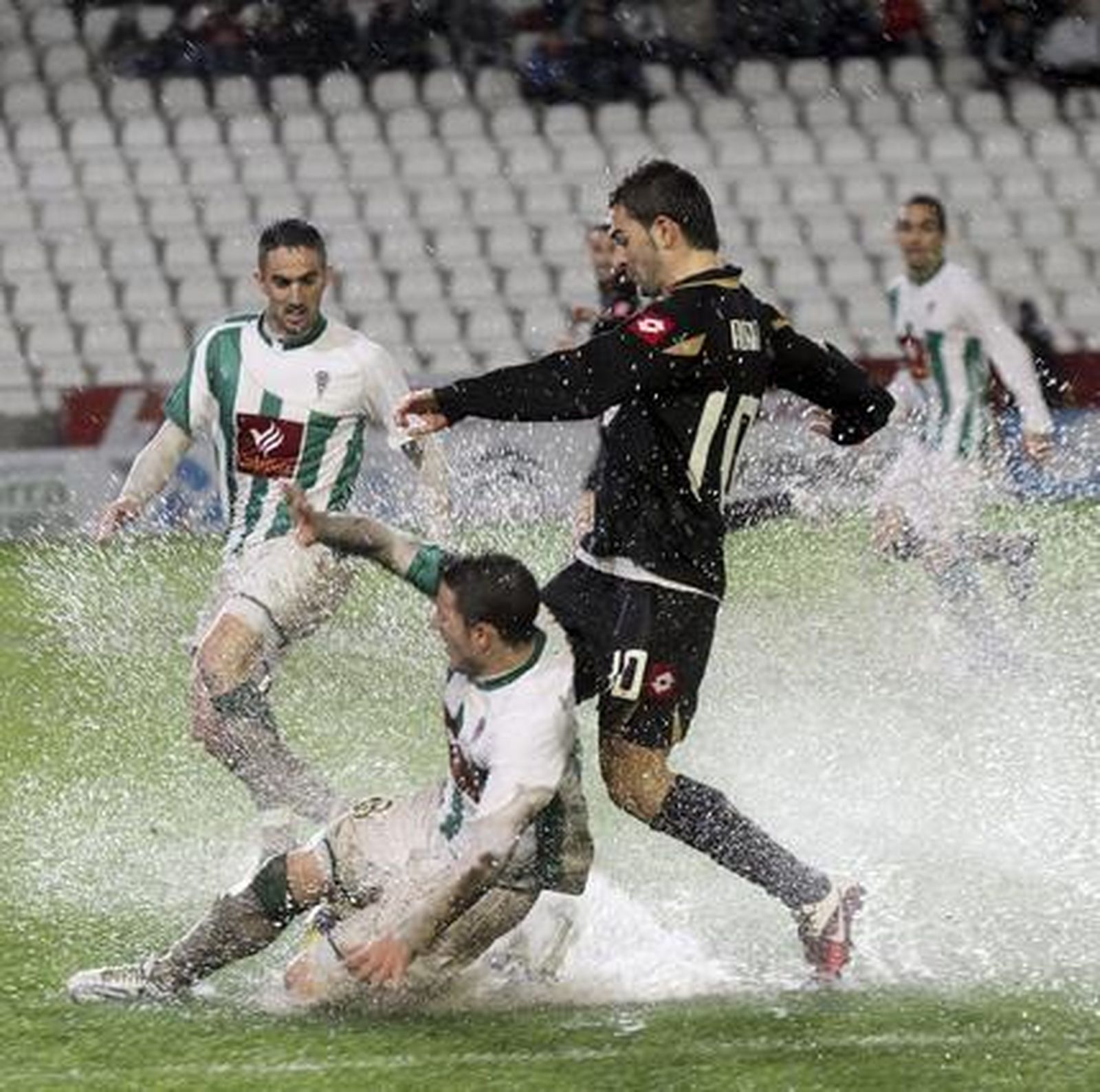 El Córdoba empata 1-1 en casa en la ida de los octavos de final de la Copa del Rey ante el Deportivo. / EFE