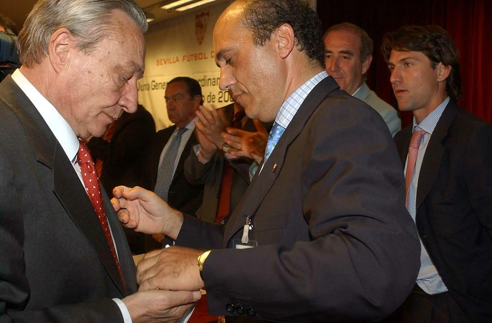 En mayo de 2002, Del Nido releva a Alés en la presidencia y le impone la insignia de oro y brillantes