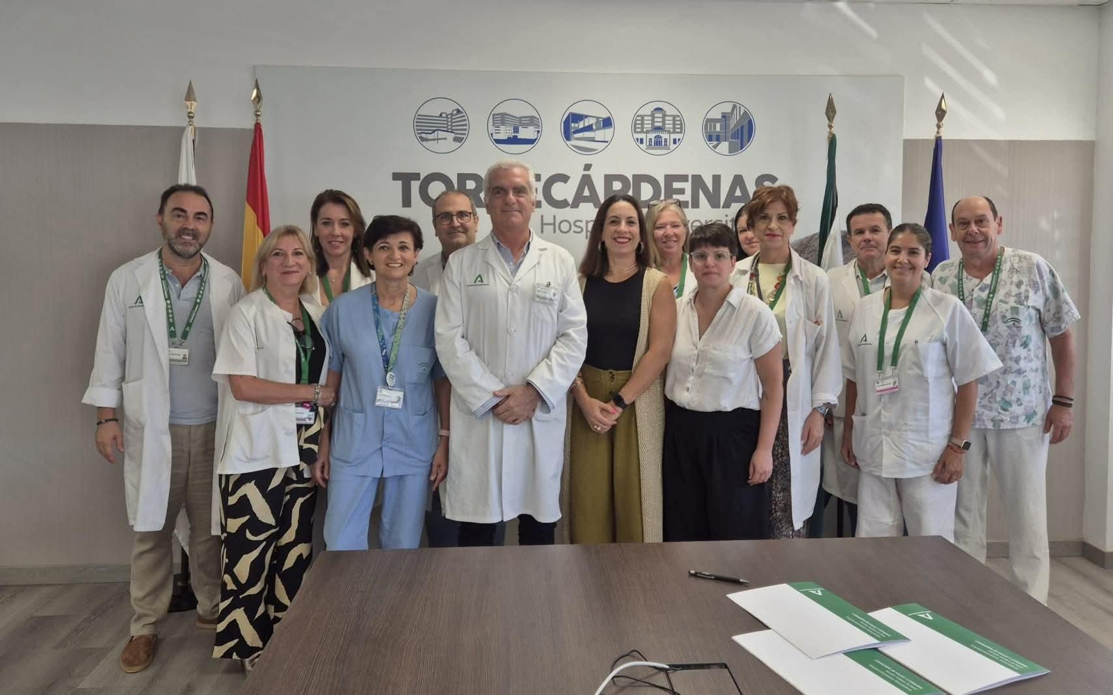 La dirección del hospital firma el convenio con la Asociación Lactalmería.