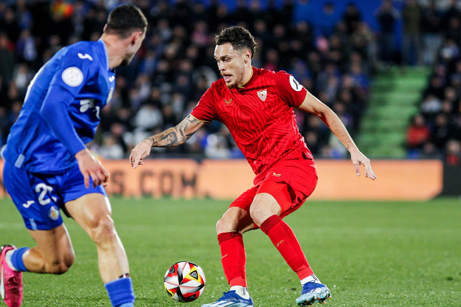 Lucas Ocampos recorta ante Iglesias.