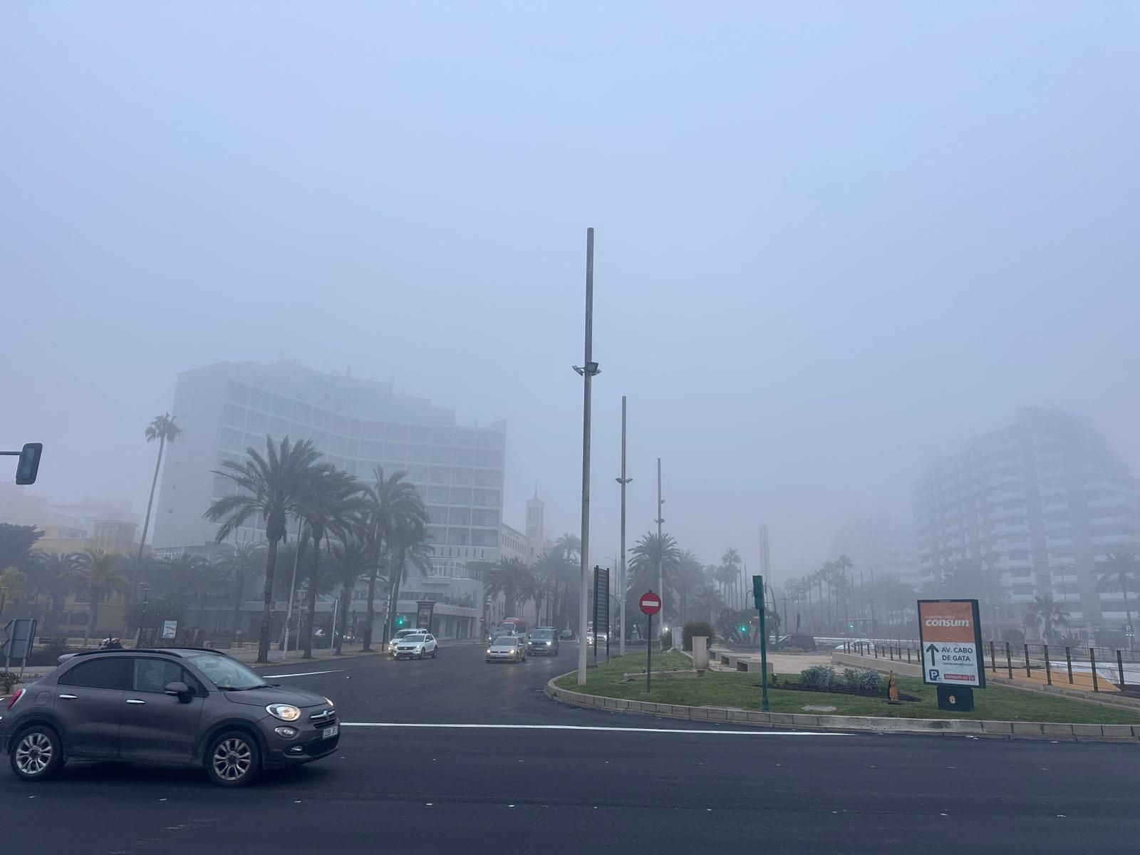 Almería despierta cubierta por la niebla
