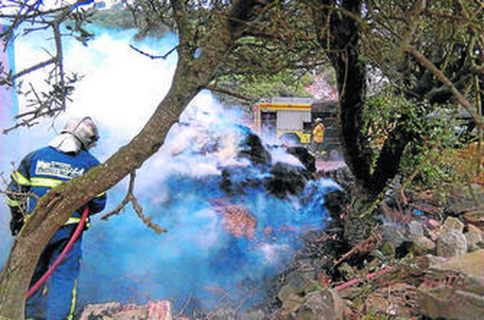 Imagen durante la intervención de los bomberos en el fuego del rancho La Cuca de Tarifa.