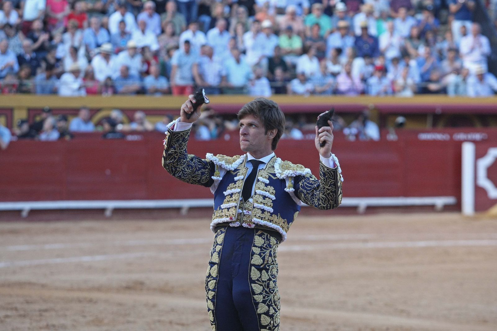 Sólo hubo un toro y Juli le buscó las vueltas para arrancarle con fuerza las dos orejas que le proclamaron triunfador de esta segunda de abono.