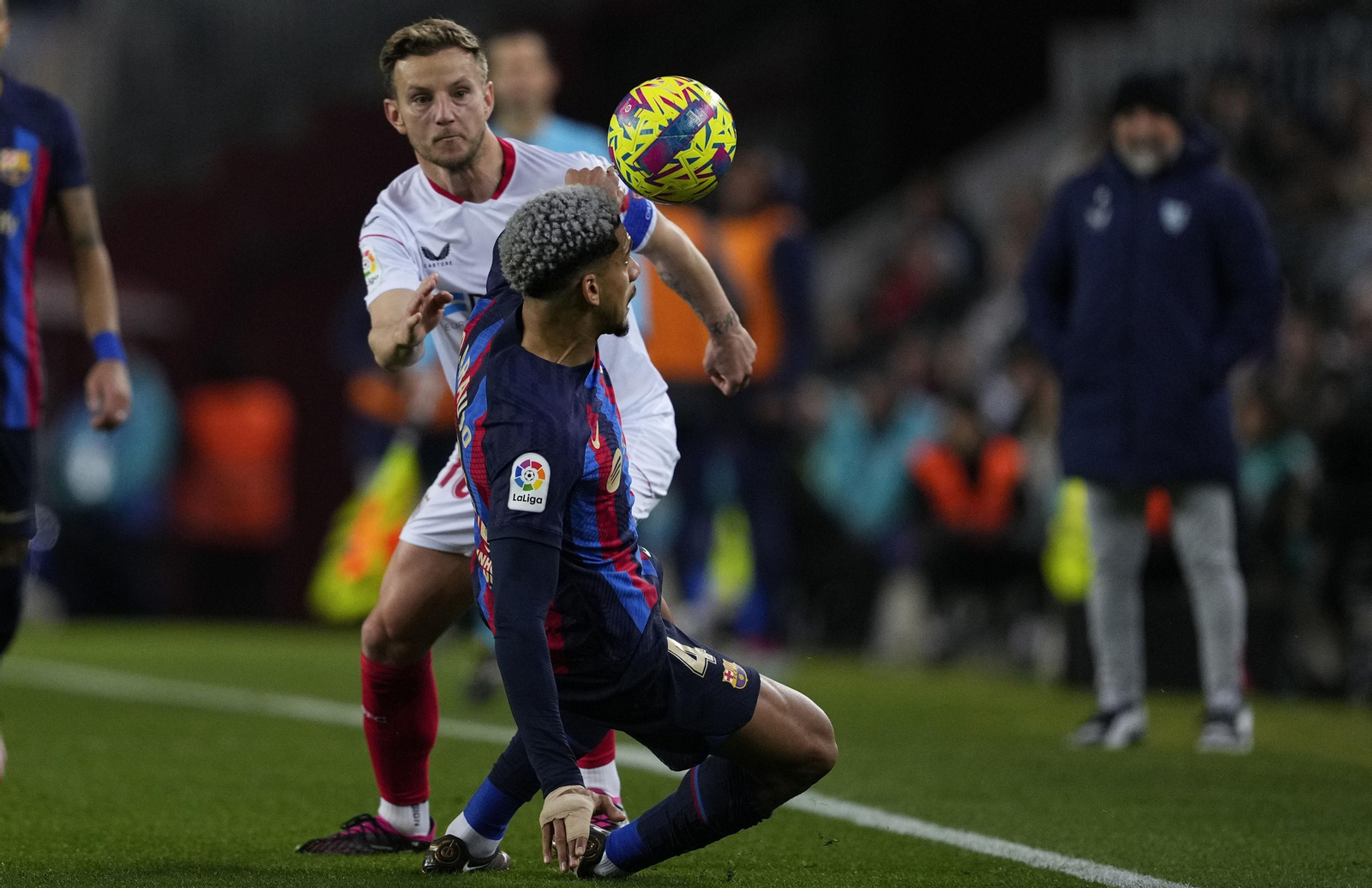 Rakitic, en un lance con Araujo.