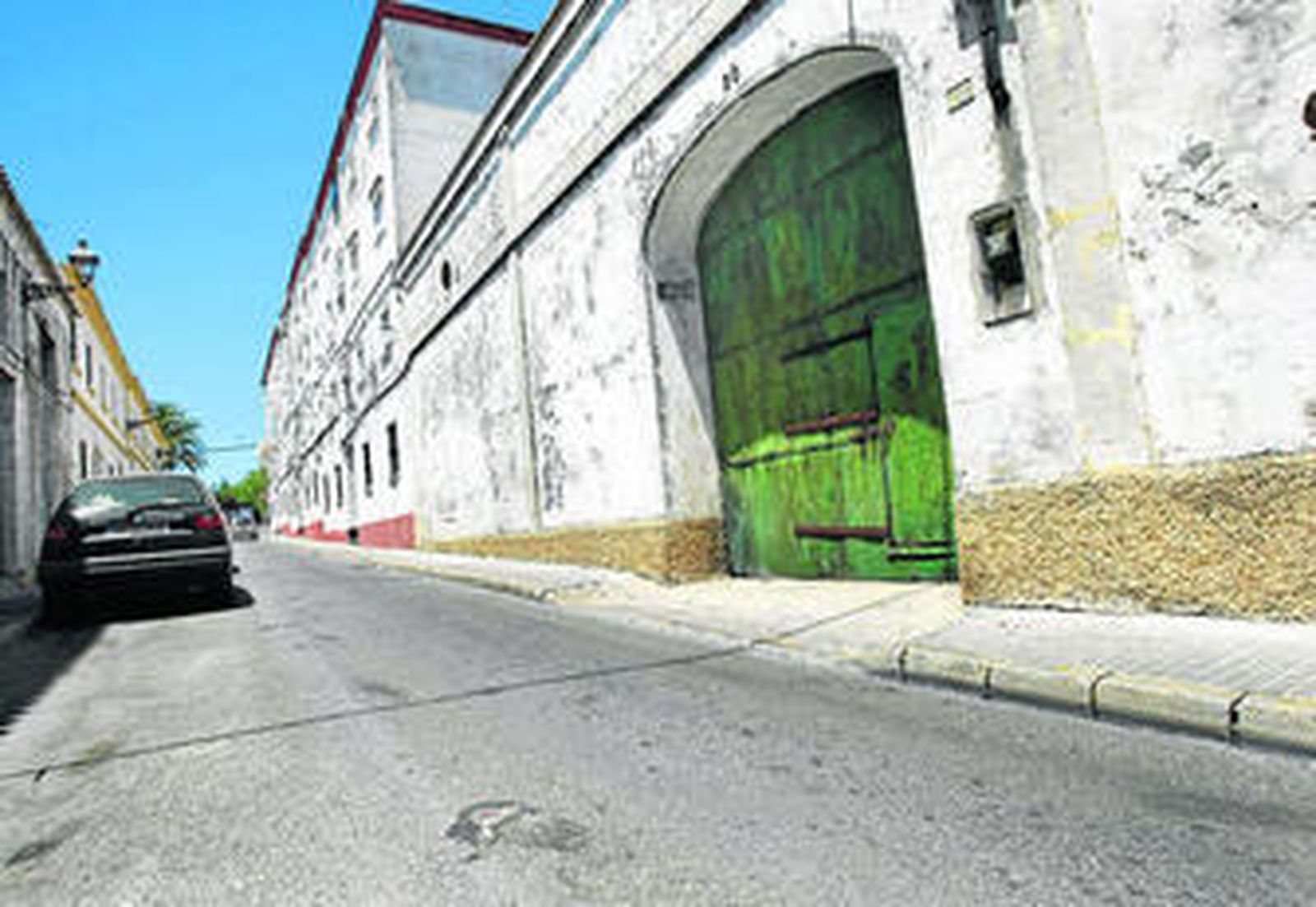 La bodega abandonada de calle Cervantes que se limpia en estos días, anexa a  los pisos de José Antonio.