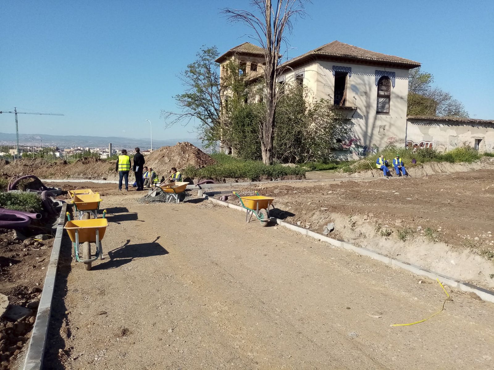 Trabajos en el entorno de la Alquería de los Cipreses de Granada.