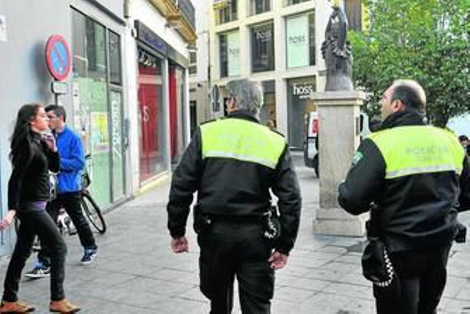 Dos policías locales patrullan por la calle Velázquez, en una imagen reciente.
