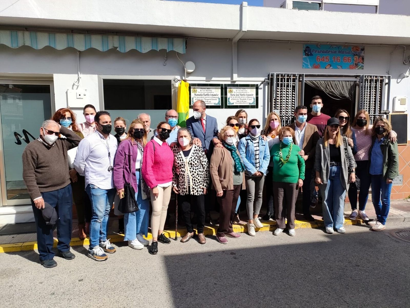 Los participantes en el acto de Palmones, ante los establecimientos