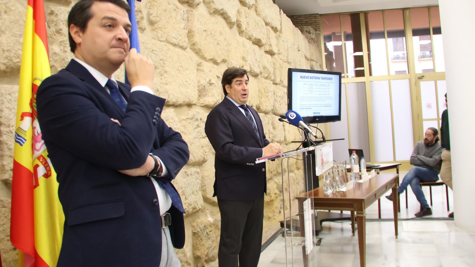 Jesús Coca habla de las nuevas tarifas del agua, junto a José María Bellido. Jesús Coca habla de las nuevas tarifas del agua, junto a José María Bellido.