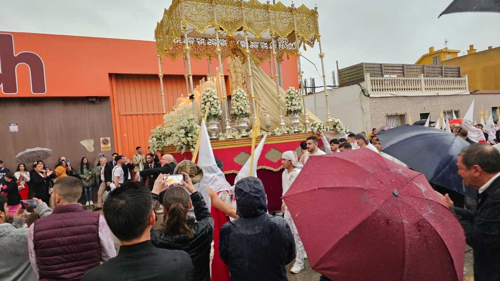 María Santísima de la Alegría vuelve a la capilla de los Salesianos.