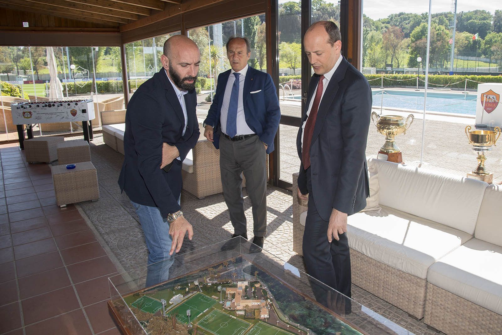 Monchi, junto al consejero delegado Mauro Baldissoni, al llegar a Roma.