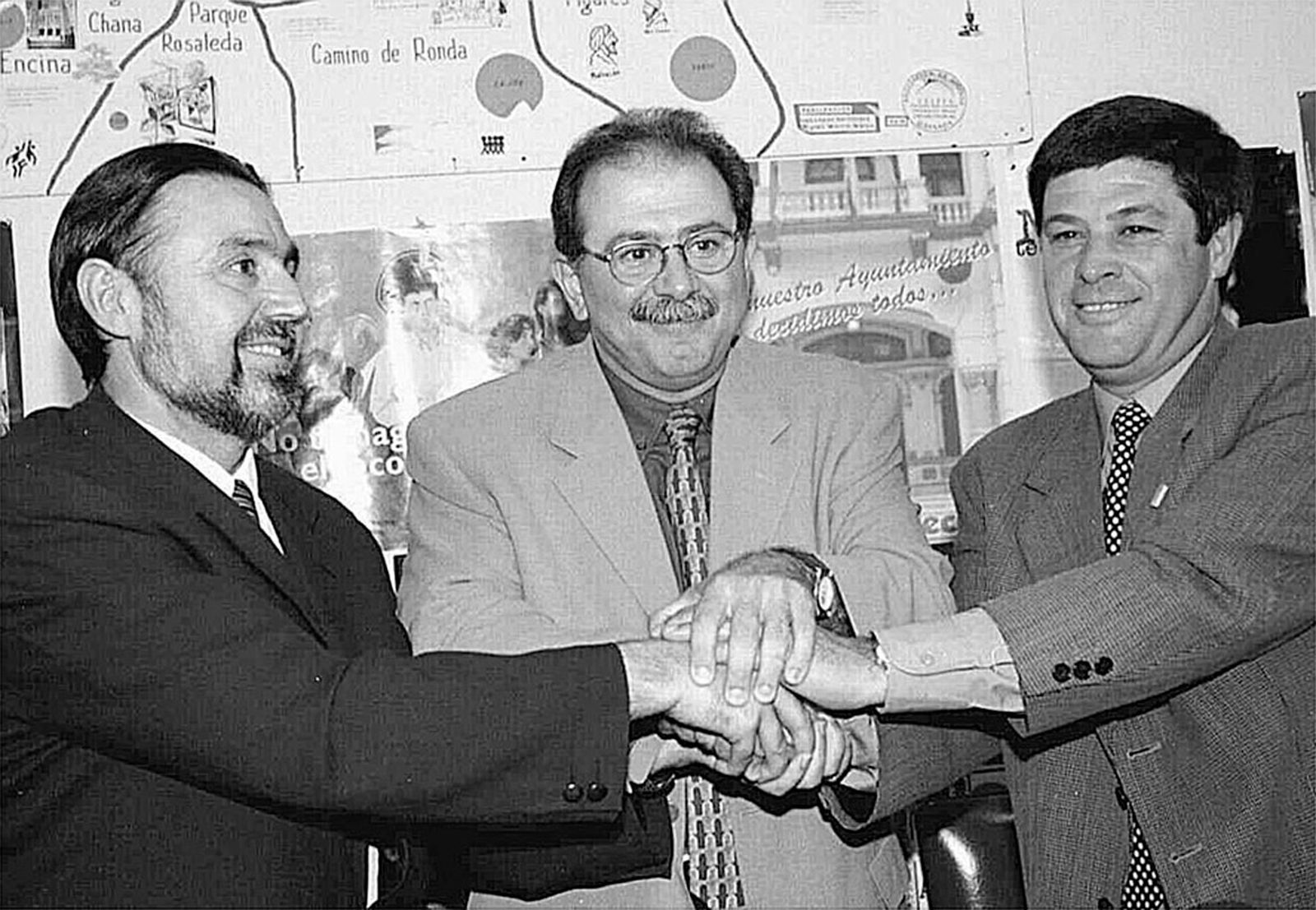 Valenzuela  (dcha.), con el alcalde de Granada, el socialista José Moratalla , en el centro, y el que fuera portavoz de IU, Baltasar Garzón.