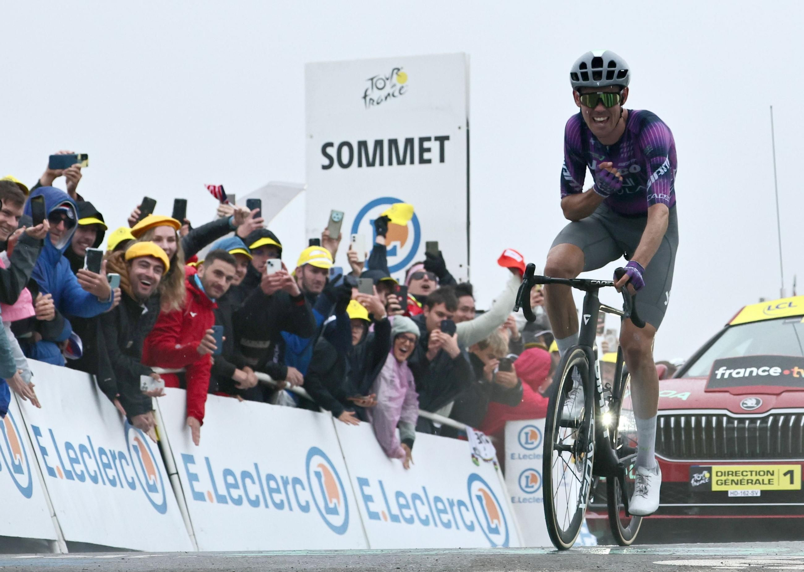 Ben O'Connor celebra con golpes en el pecho su entrada en la meta