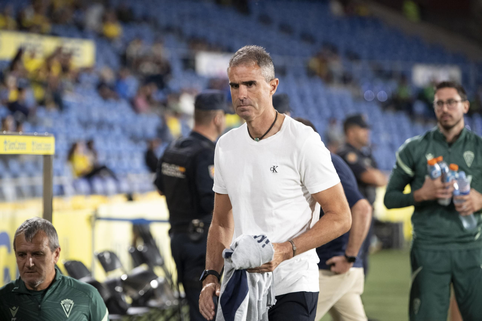Gaizka Garitano camina por el césped del Gran Canaria.