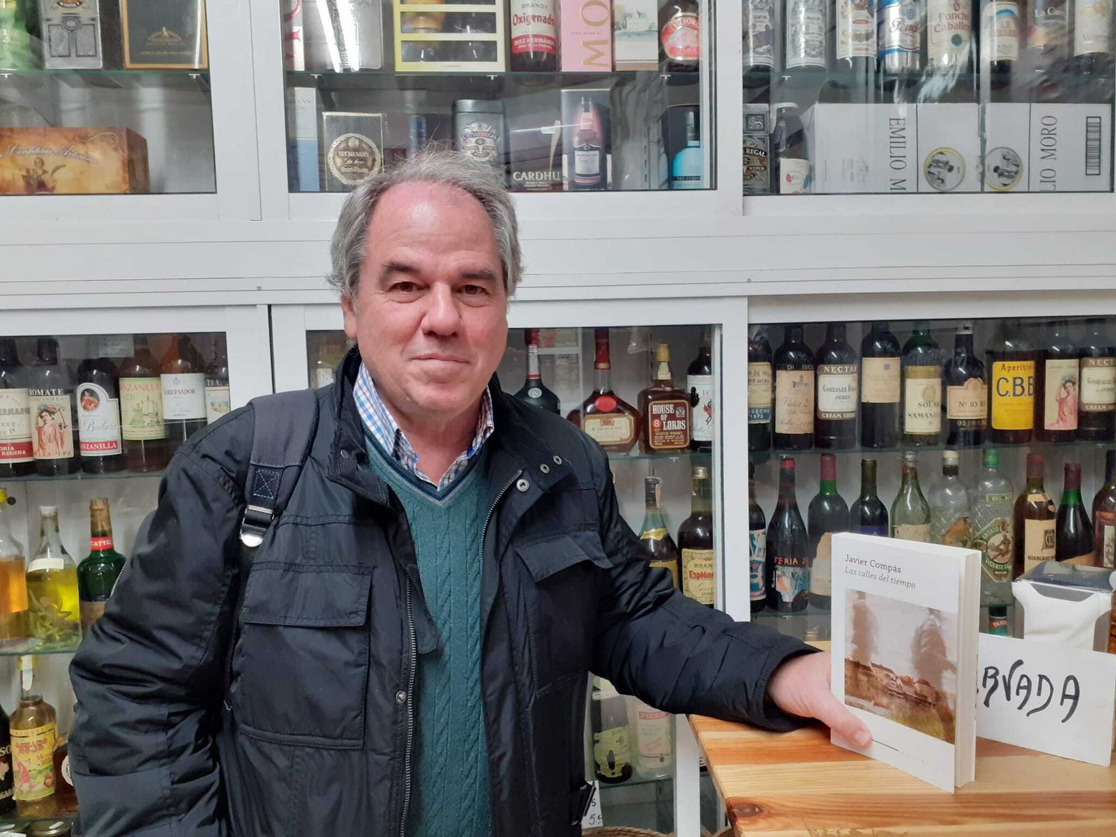 Javier Compás posa con su nueva novela, 'Las calles del tiempo', en Casa Moreno.