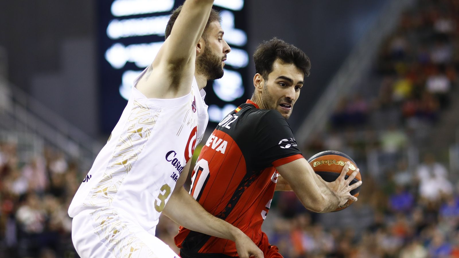 Jacobo Diaz trata de superar la defensa de un rival.