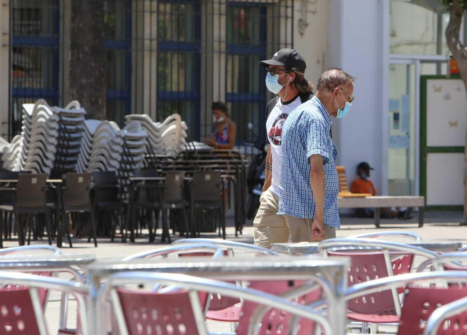 Isleños con mascarillas por la calle Real.