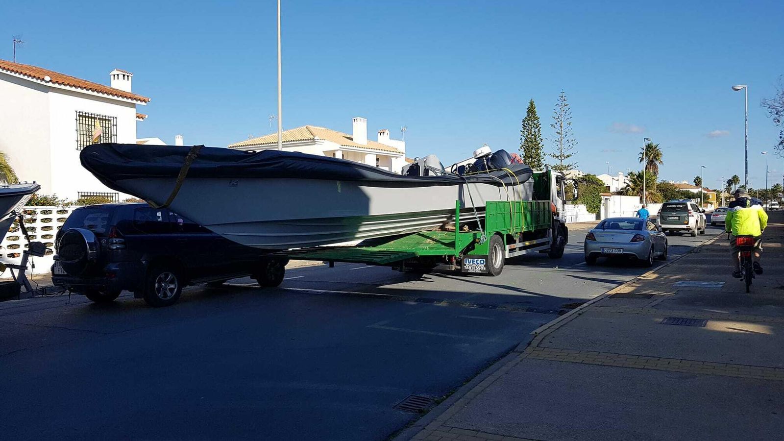 La embarcación semirrígida incautada por la Guardia Civil en Urbasur, por las calles del vecindario isleño, ayer.