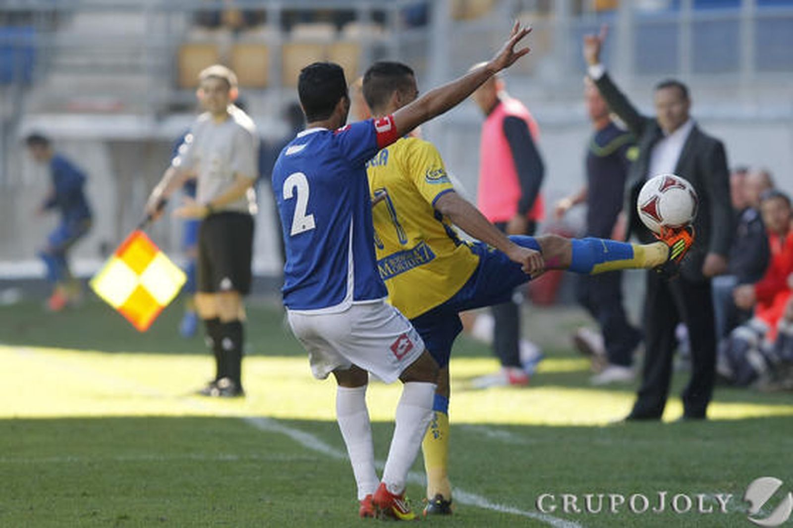 Viyuela pierde el balón en la banda, presionado por Mahanan.

Foto: Julio Gonzalez