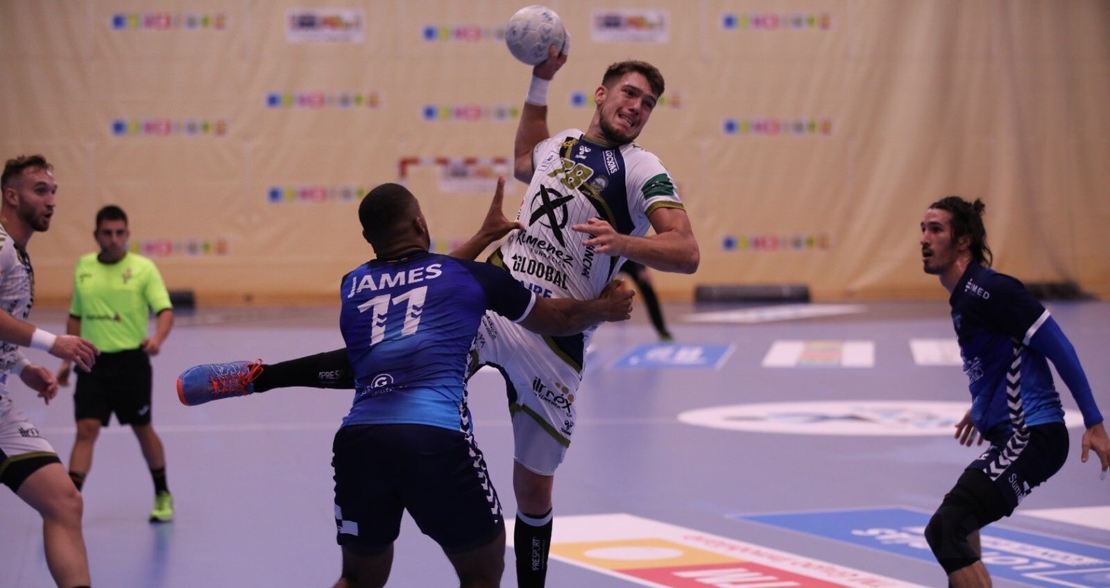 David Estepa, lateral del Ángel Ximénez intenta superar por alto a la defensa del Benidorm.