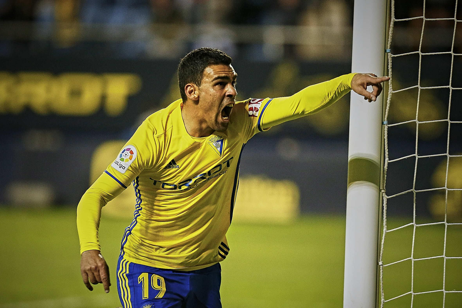 Dani Romera celebra un gol en su etapa en el Cádiz.