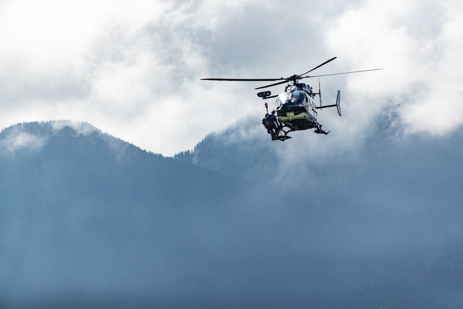 Un helicóptero de la gendarmería, en los Alpes.