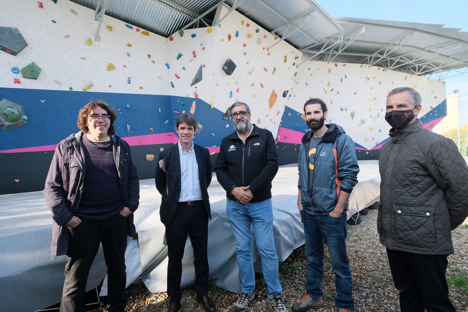 El delegado de Transición Ecológica y Deportes , David Guevara, junto al vicepresidente y delegado provincial de Sevilla de la Federación Andaluza de Montañismo, Manuel Yanes, durante una visita al renovado rocódromo.