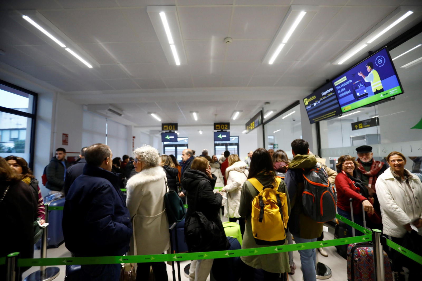 Los pasajeros del vuelo chárter a Praga esperan en la terminal del aeropuerto de Córdoba. Los pasajeros del vuelo chárter a Praga esperan en la terminal del aeropuerto de Córdoba.
